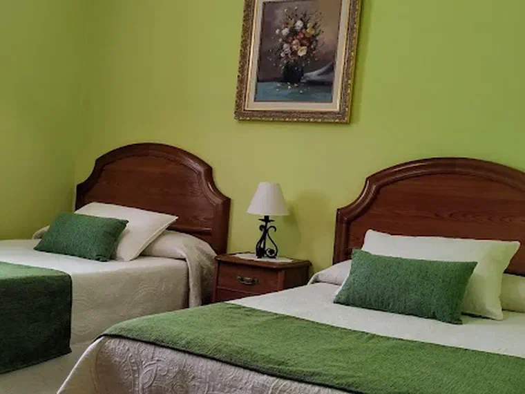 Dormitorio con cabecero de madera