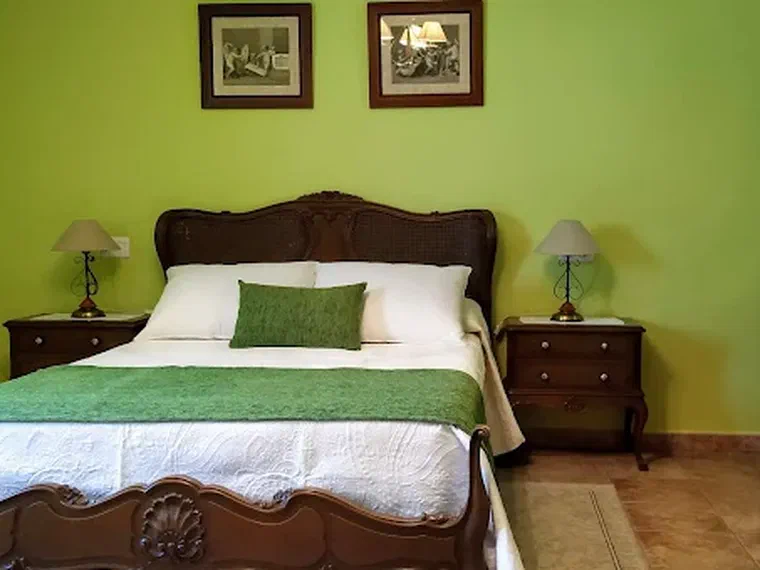 Dormitorio con cama de matrimonio