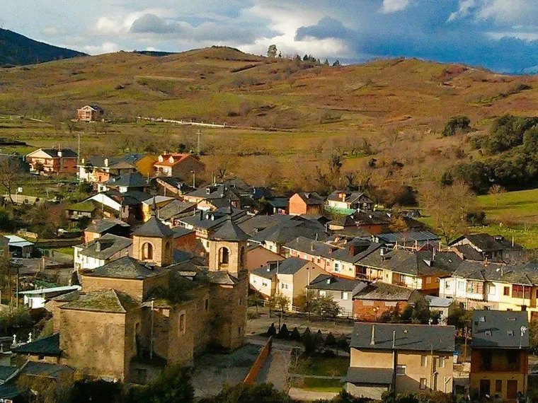 Vista del pueblo de Toral de Merayo con su iglesia
