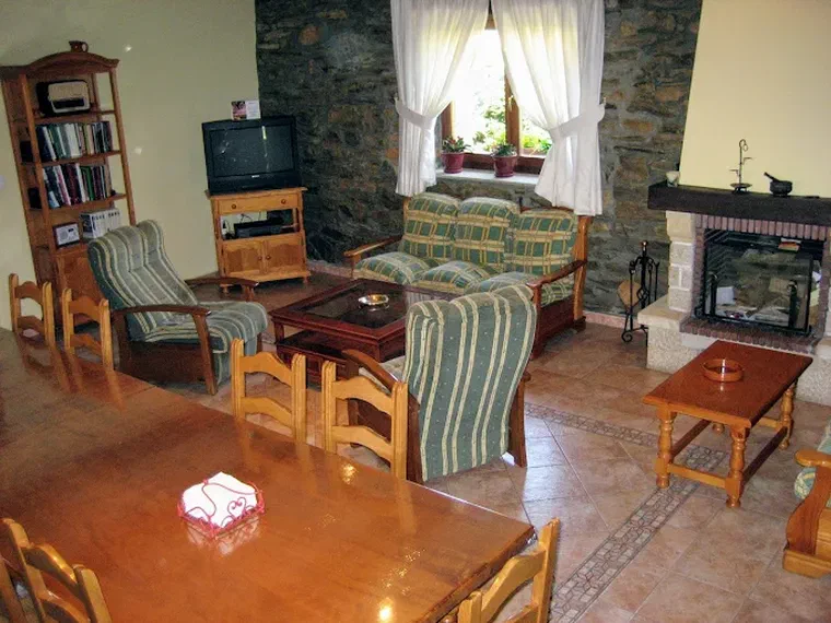 Salón comedor con mesa y televisión
