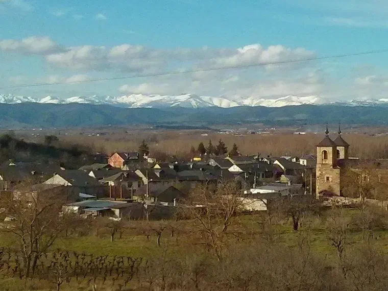 El pueblo con las montañas nevadas al fondo
